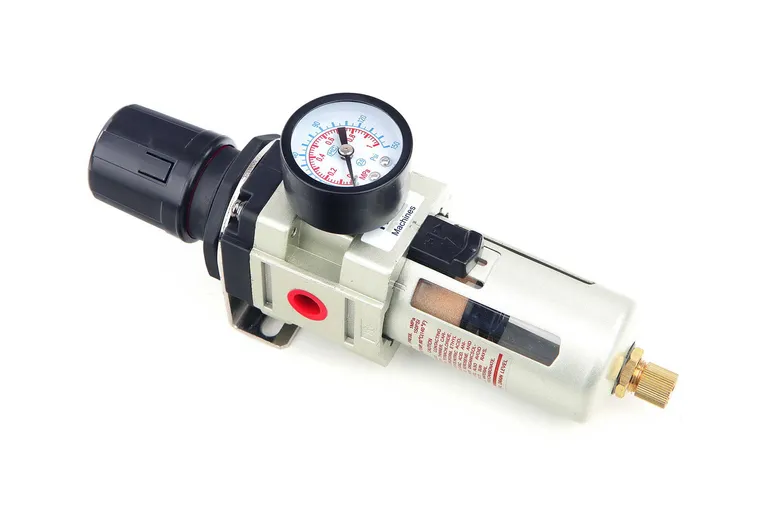 Vannutskiller og trykkregulator