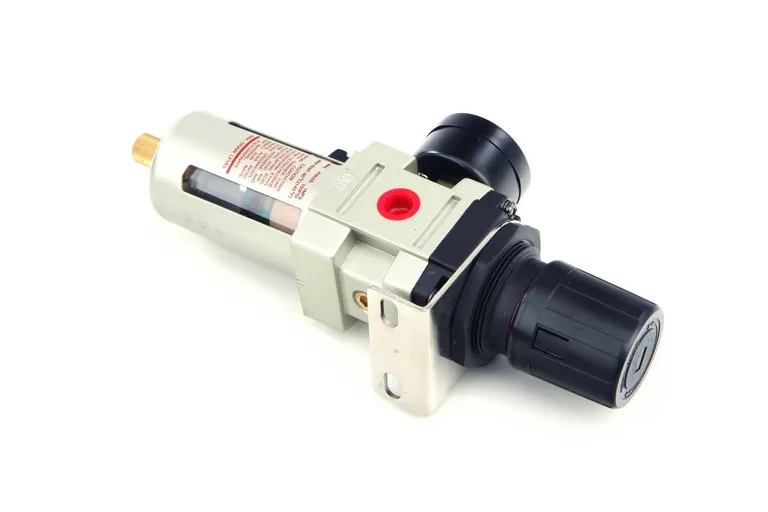 Vannutskiller og trykkregulator